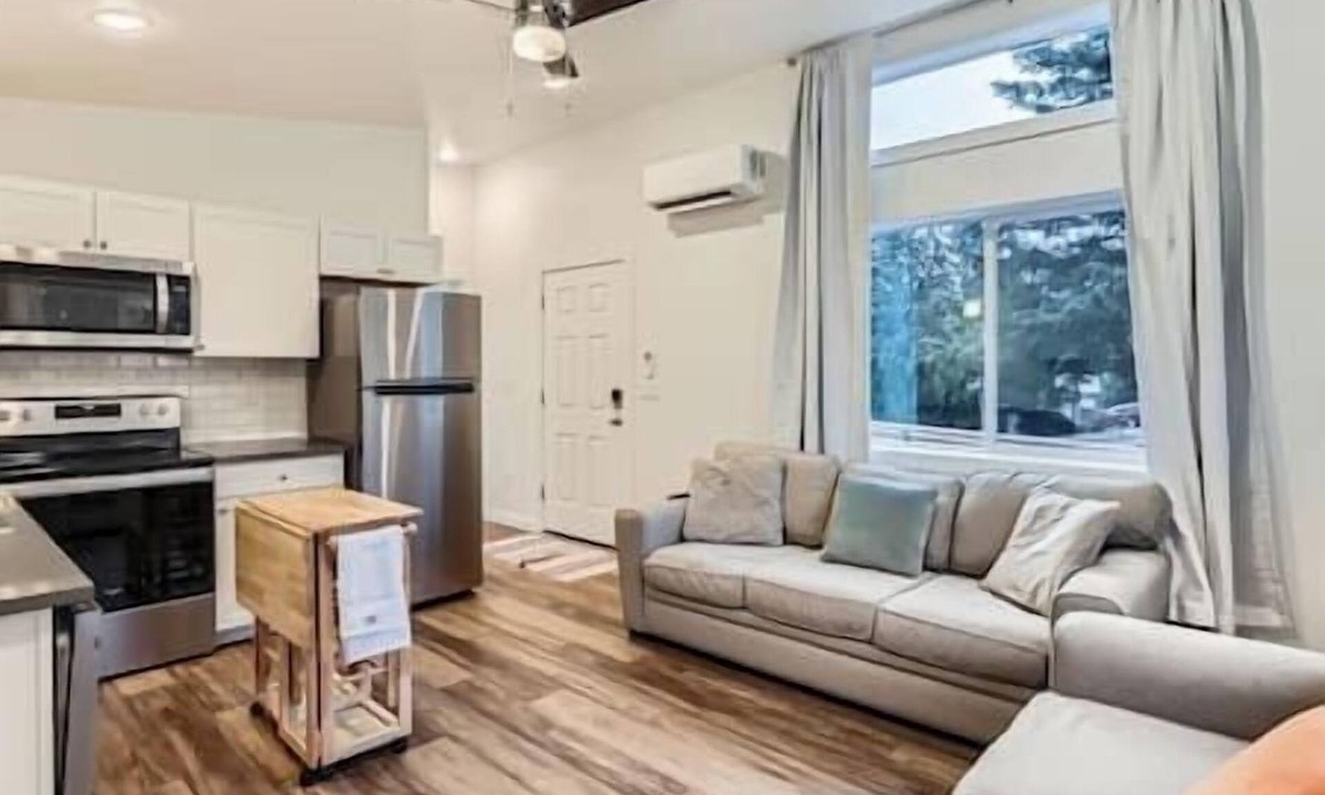 Aloha Apartment | 1Bd close to Nike, Intel & Train