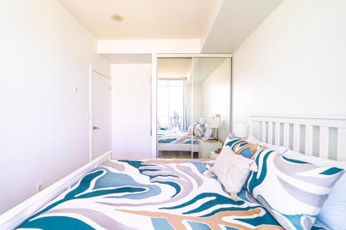 Downtown Toronto Apartment | 1BD Plus Den Lakeview Suite - Steps to BMO field and CN Tower - Free Parking