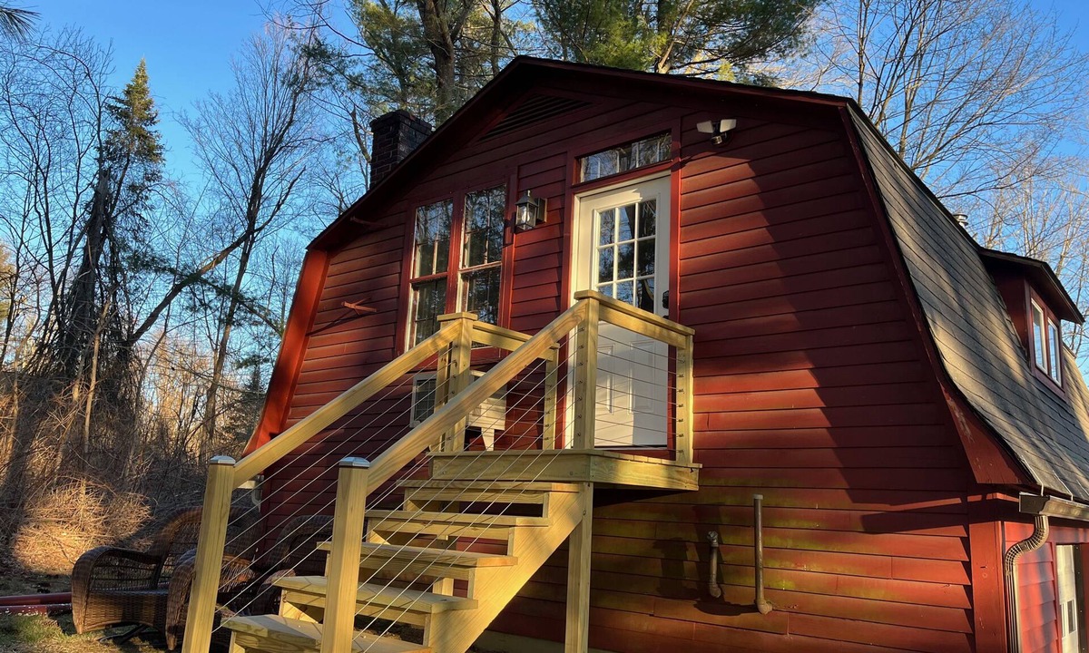 Sheffield House | 1Bed. Garage Apt. Hip, Quiet, Detached & Private! Six-month minimum.