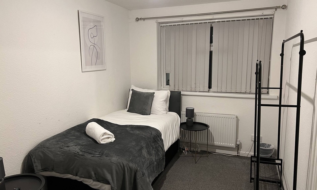 Seisdon House | 1Bed House with Driveway