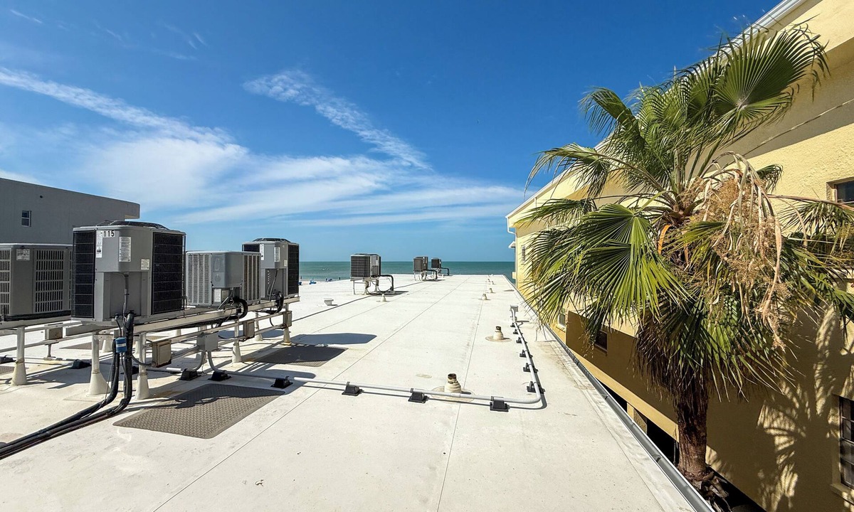 Madeira Beach Condo | 1br 1b - 3rd Floor - King - Surf Song #335