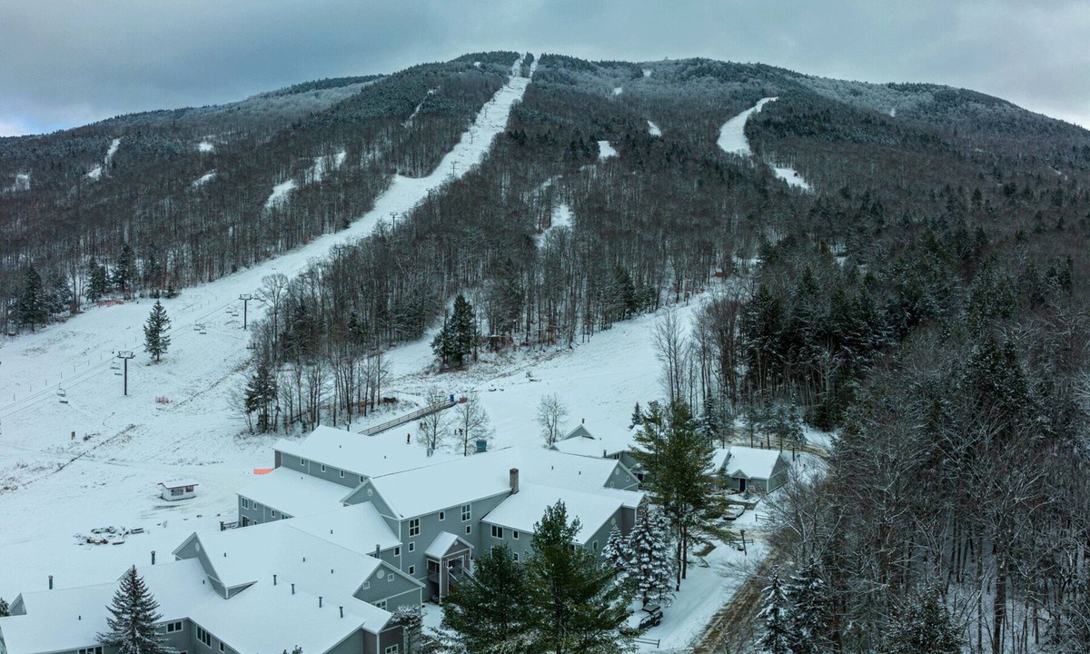 Londonderry Condo | 1BR/1BA Magic Mountain Condo with Slopeside Views!