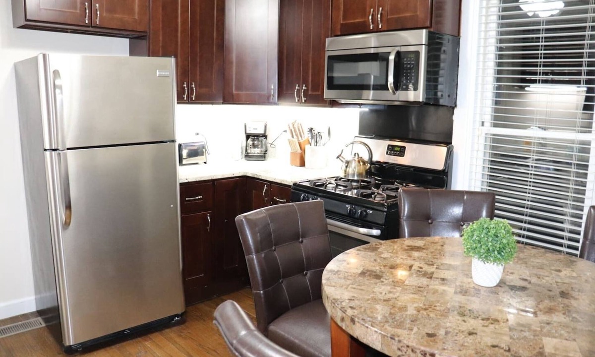 Oak Park Apartment | 1BR Apartment - Walk to Shops - Downtown OAK PARK