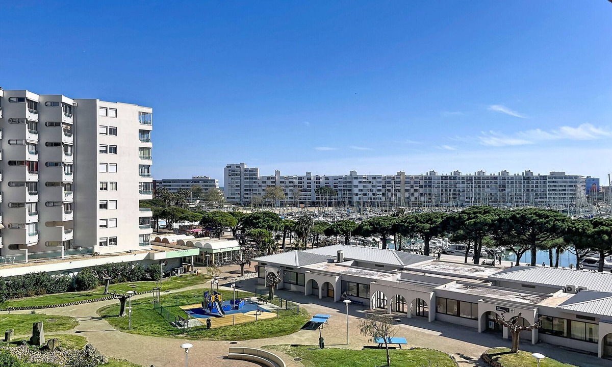 Carnon-Plage Apartment | 1BR Cabine with Parking, Washer, Dishwasher, TV
