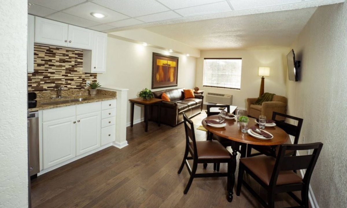 Branson Theater District Condo | 1BR Condo in Oak Ridge – Modern Poolside Stay
