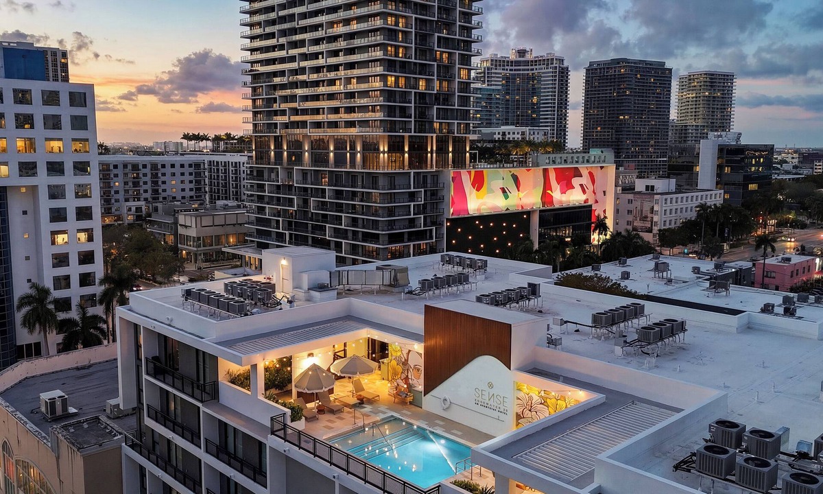 Midtown Apartment | 1BR Executive Suite w/Balcony | Rooftop Pool