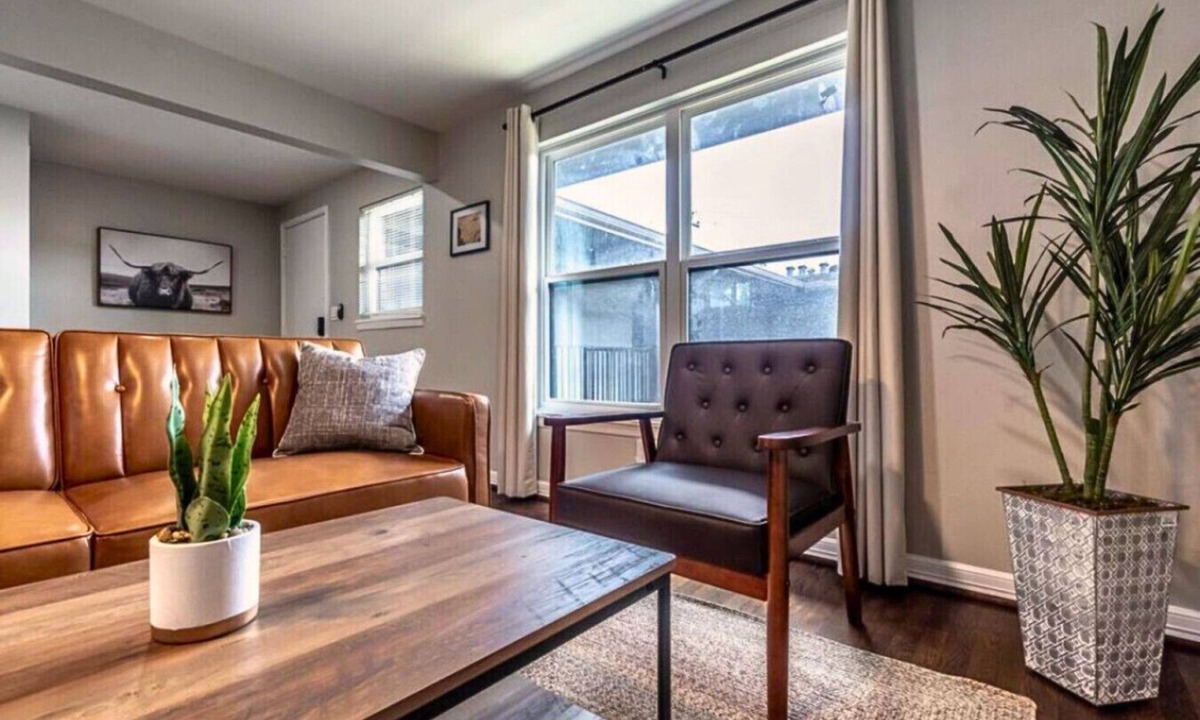 Neartown Apartment | 1BR Gem Free Parking 5 mins to Houston Museum