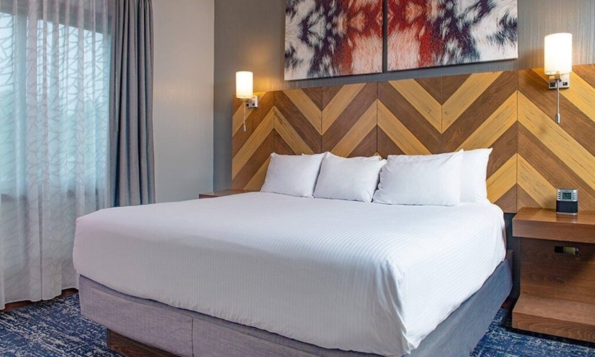 Lake Delton Condo | 1BR Glacier Suite with Waterpark Access - Chic & Fun