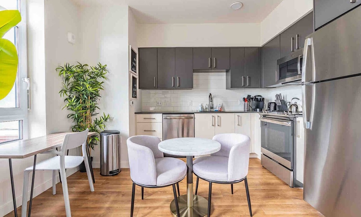 West Bellevue Bed & Breakfast | 1BR | Gym, Rooftop, Views | Bellevue | Sophari B