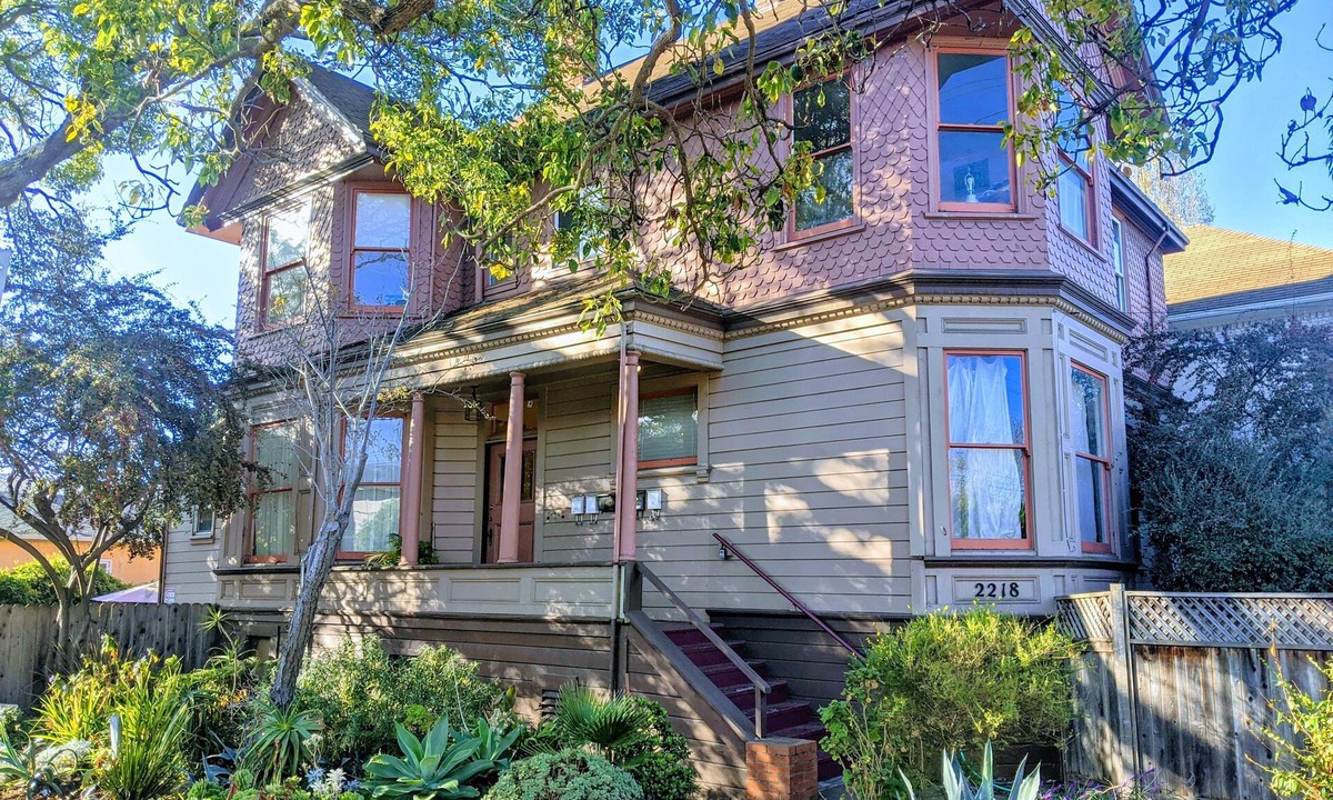 Upper Telegraph Apartment | 1BR in perfect Berkeley location - patio & yard!