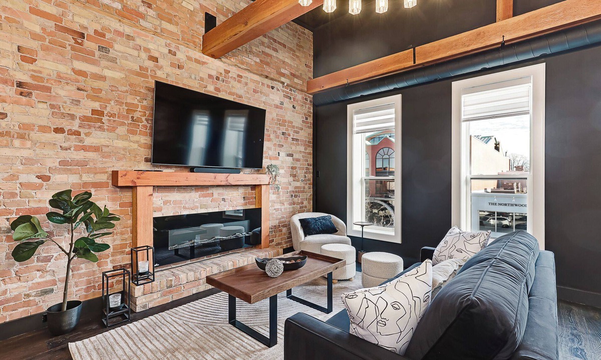 Collingwood Hotel | 1BR King Suite Overlooking Downtown Collingwood