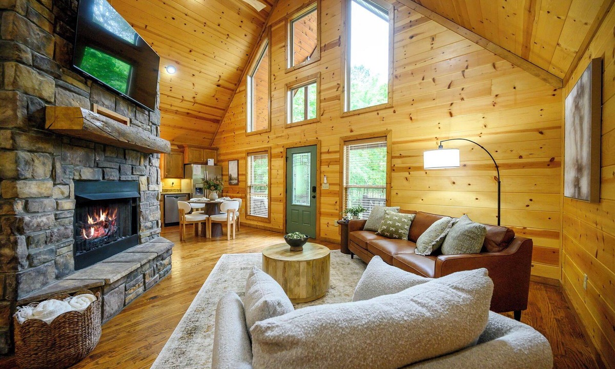 Hochatown Cabin | 1BR Romantic Retreat with Hot Tub and Clawfoot Tub