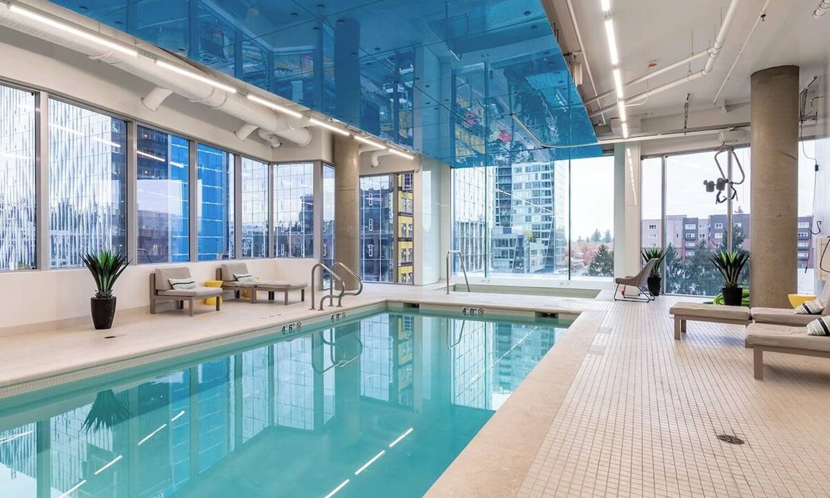 West Bellevue Bed & Breakfast | 1BR | Rooftop, Gym, Pool | Bellevue | Sophari A