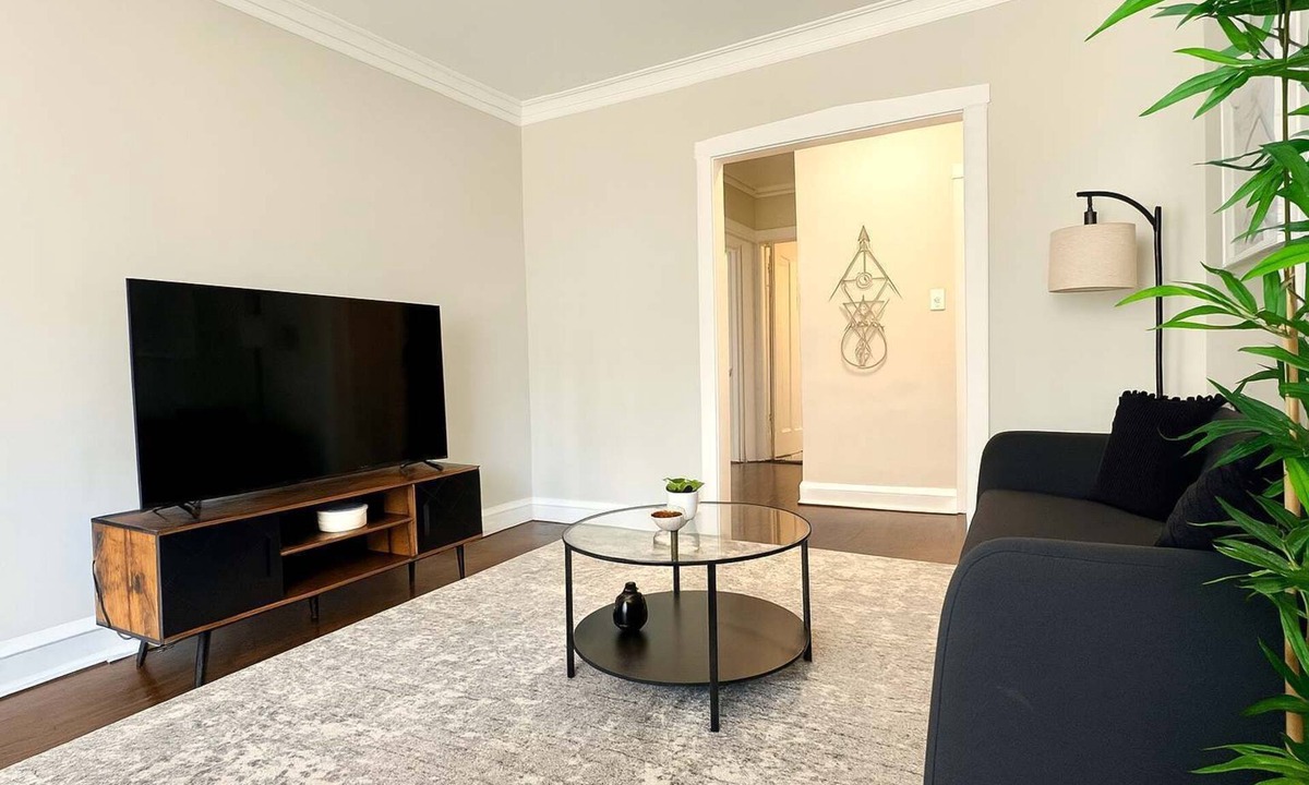 Ravenswood Manor Apartment | 1BR Serene and Cozy Chicago Apt!