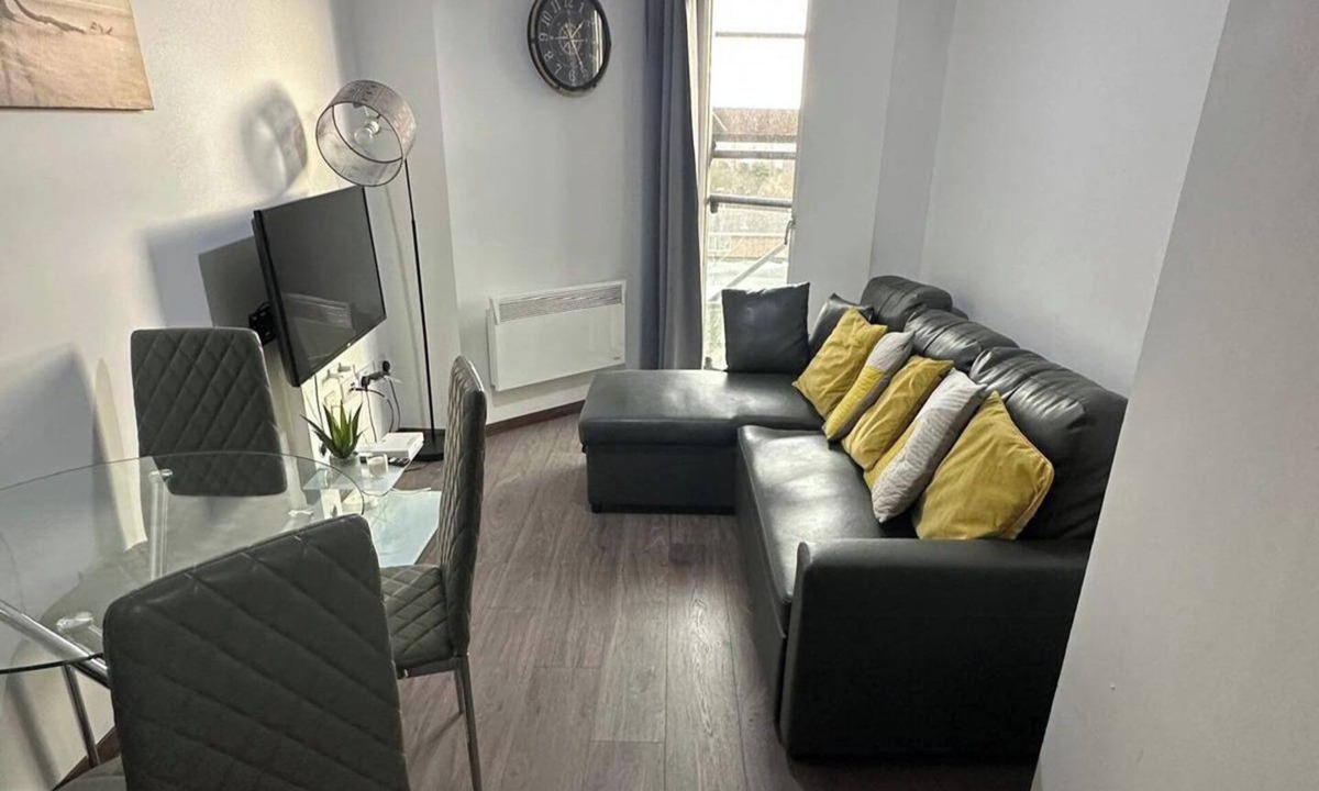 Bloxwich Apartment | 1BR-Sleeps4-Parking-ClosetoCentre