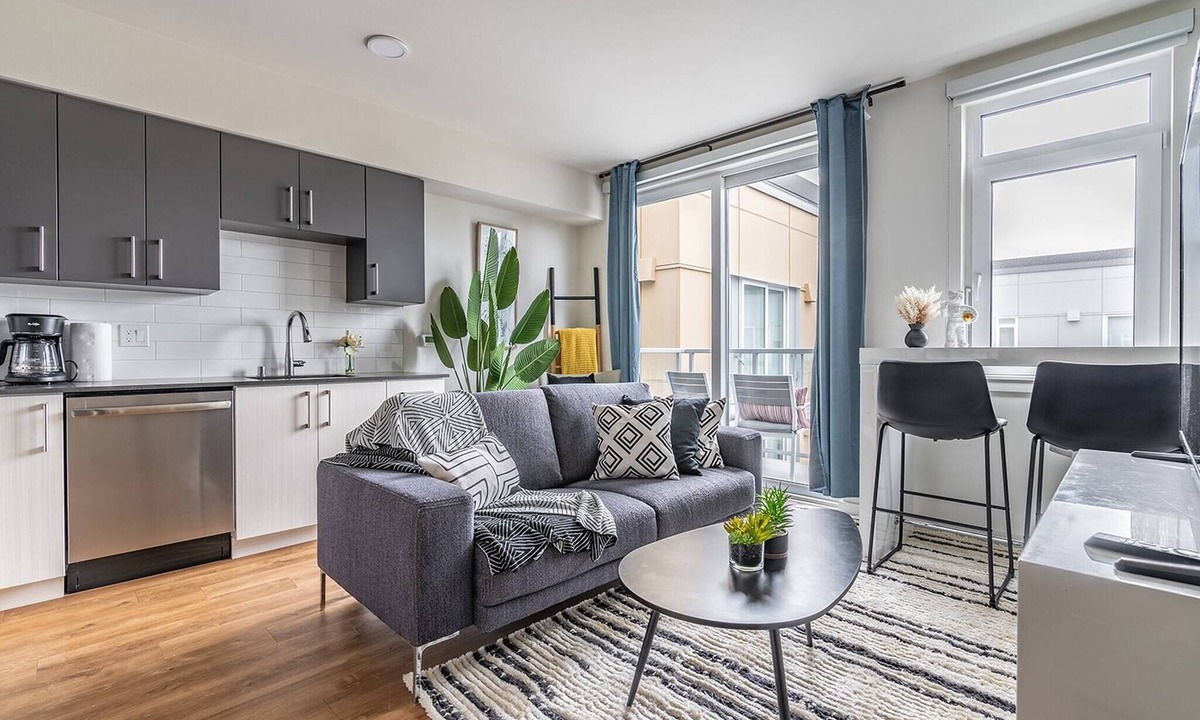 West Bellevue Bed & Breakfast | 1BR | Views, Rooftop, Gym | Sophari B | Bellevue