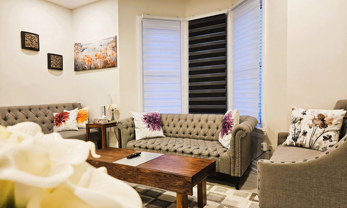 Niagara Falls House | 1F backyard balcony, 2-bedrooms, spacious, 1G WiFi, near WEGO bus