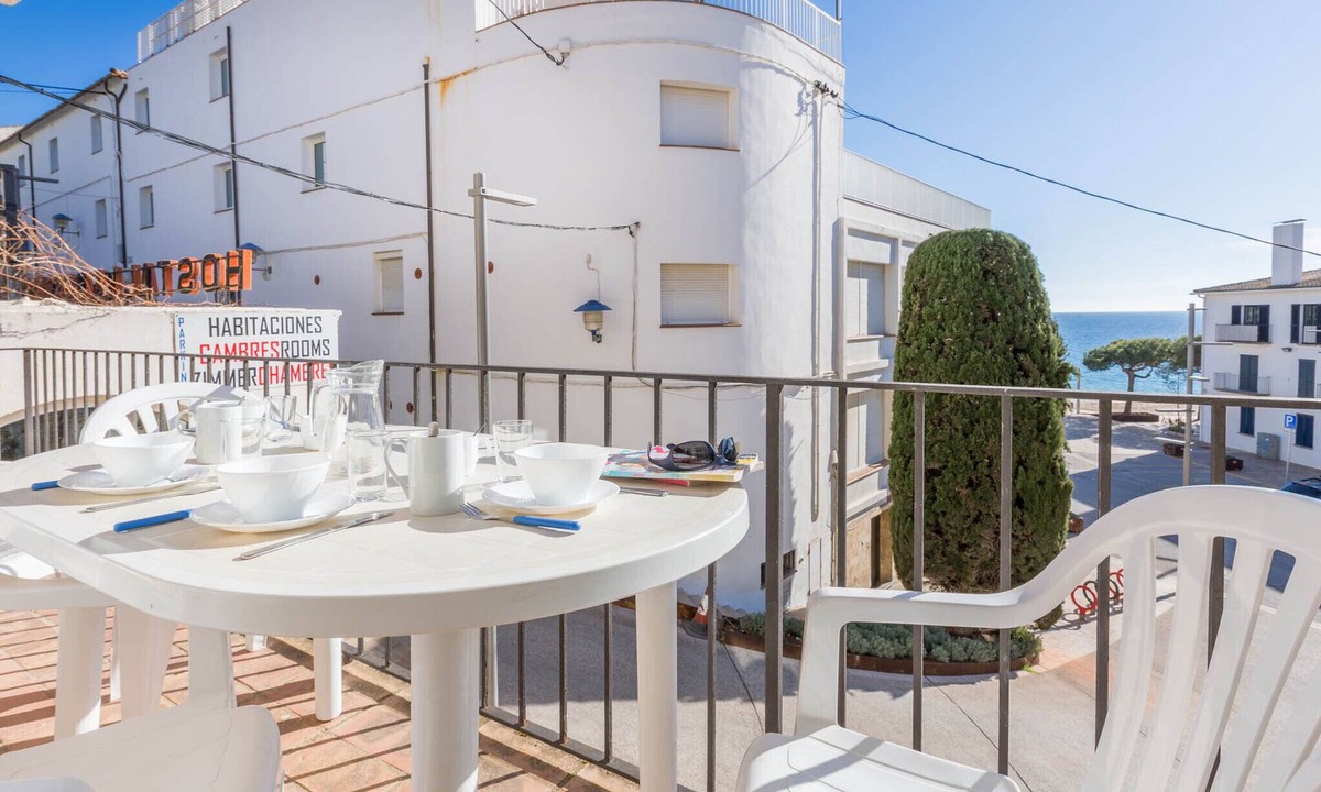 Llafranc Apartment | 1MARS 01 - Basic 3 bedrooms apartment in fron of the beach of Llafranc