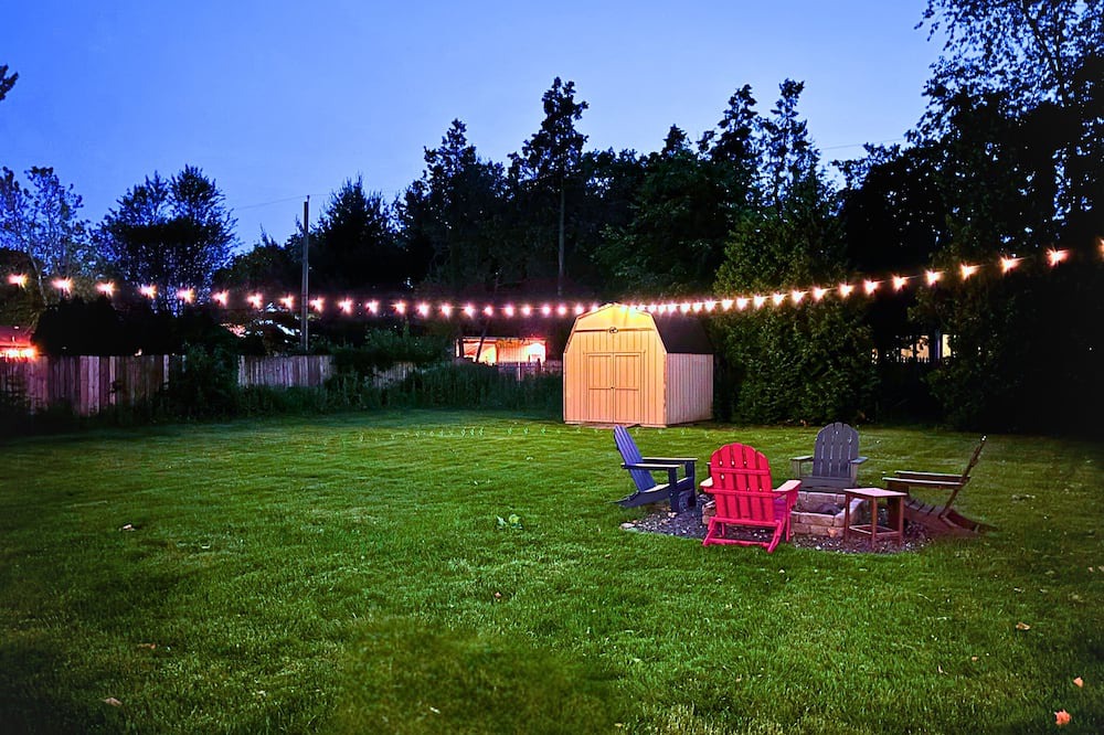 South Bend House | 1mi to ND, King Beds, Easy Parking, Pet Friendly, Huge Fenced Yard for Games