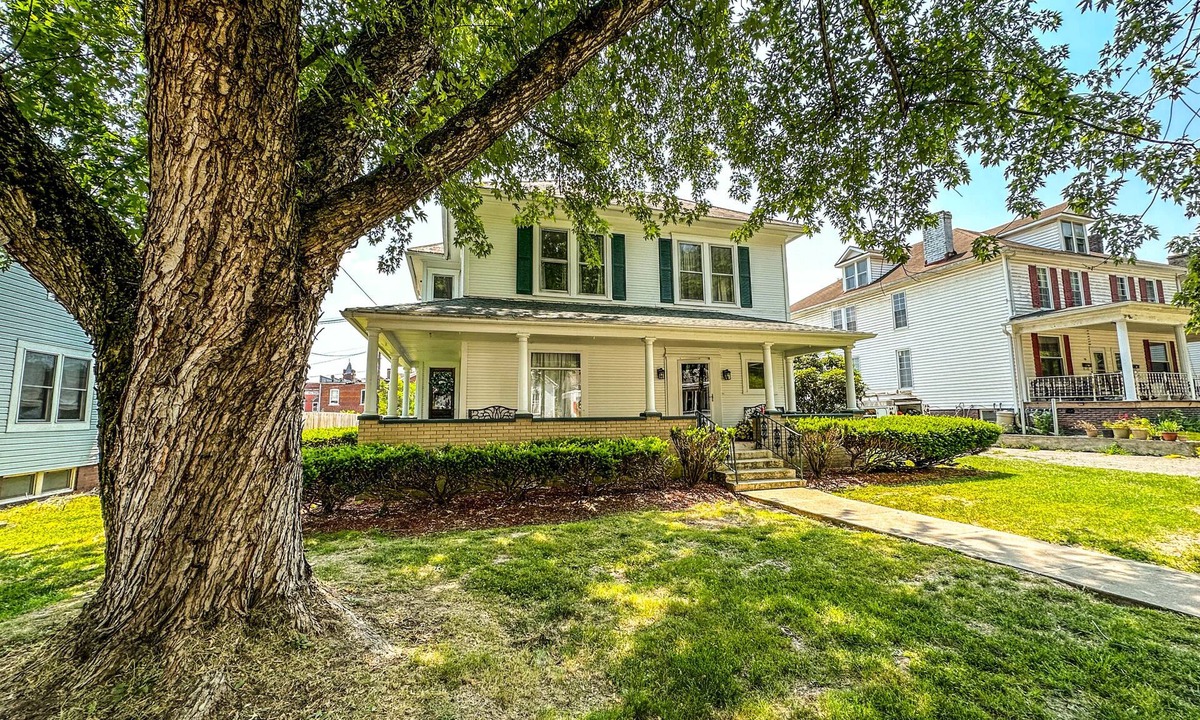 Nelsonville House | 1st Choice Lodging- Maple Leaf Inn