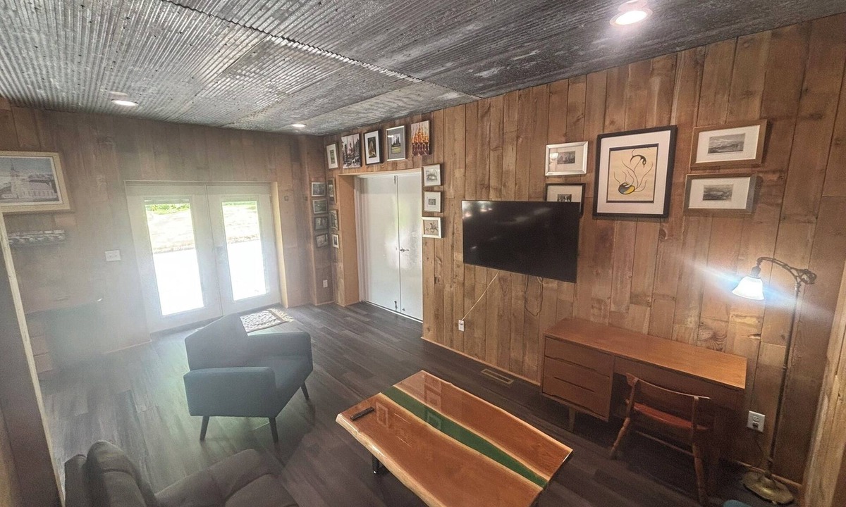 Elkader Apartment | 1st Floor 2BR Downtown + 2 Parking Spaces