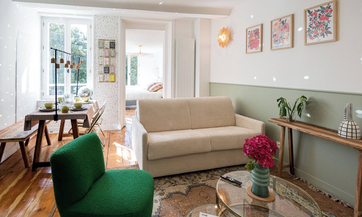 Saint-Nicolas Apartment | 1st floor apartment with bedroom and sofa bed. Location N°1