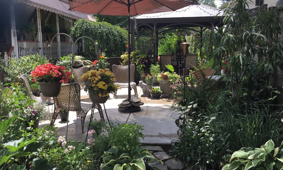 Tonawanda Apartment | 1st Floor Cozy flat and beautiful gardens