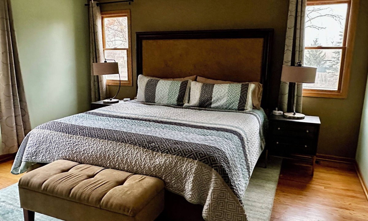 West Chicago Apartment | 1st Floor In Single Family Home on 2.5 Fenced Acres