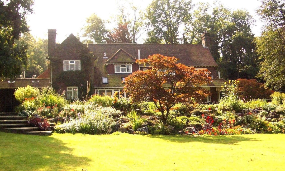 Westcott Apartment | 1st flr flat with large balcony & beautiful views