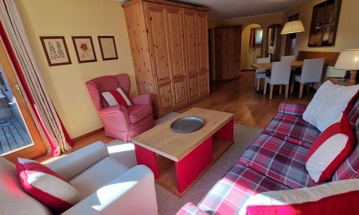 Silvaplana Apartment | 2 1/2-room flat; mountain and lake view, cosy living room
