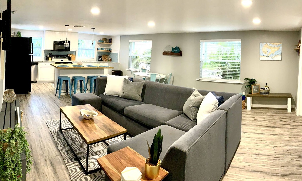 Cortez House | 2/2 blocks from the water, bike ride to the beach THE FLORIDIAN