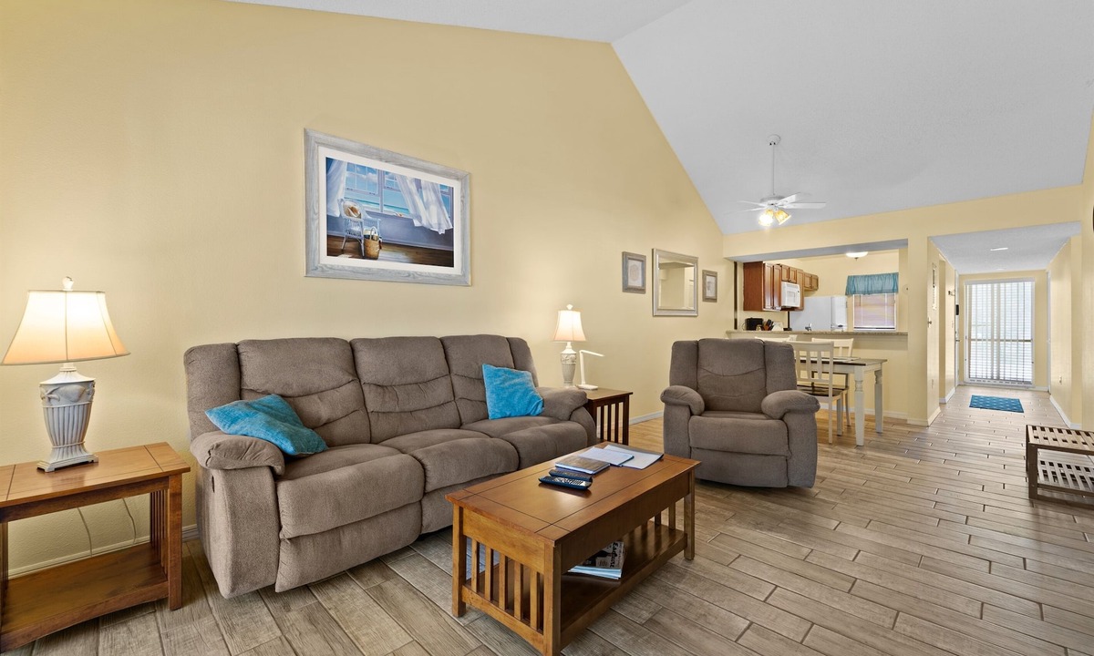 Plantation Condo | 2/2 Vaulted Ceiling 10 Min to beach on golf course