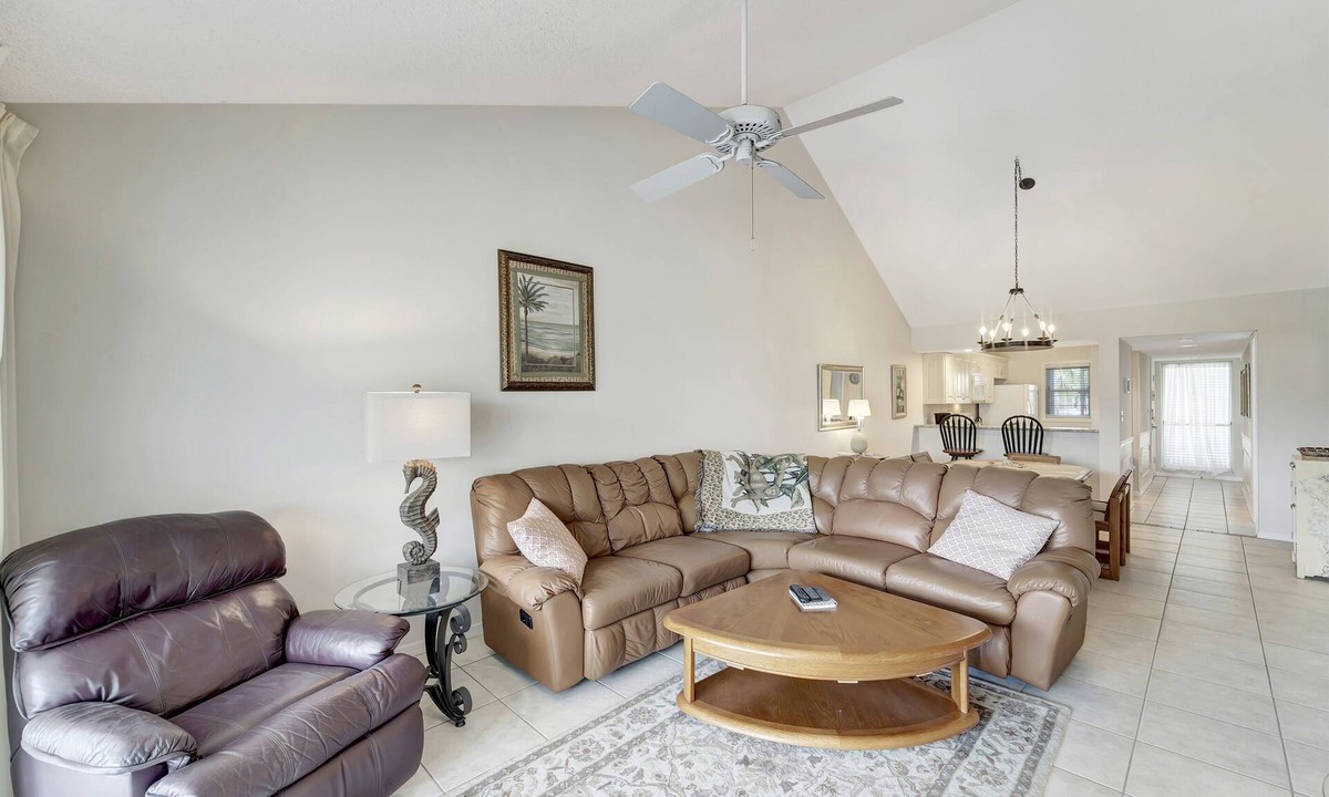 Plantation Condo | 2/2 Vaulted Ceiling 10 Min to beach on golf course