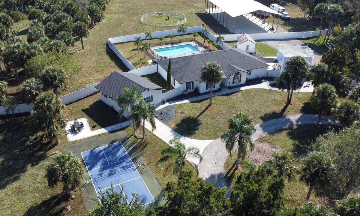 Rural Estates House | 2.5-Acre Compound: 8BR/6BA w/Pool & Pickleball