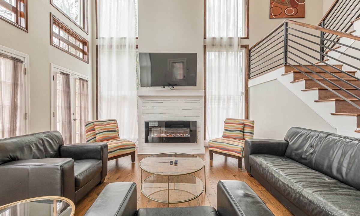 West End Apartment | 2.5 Story Great Room! 5 min to Downtown