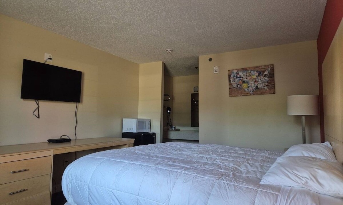 Chickamauga Hotel | 2 Affordable Queen Rooms Surrounded by Historical & Fun Destinations
