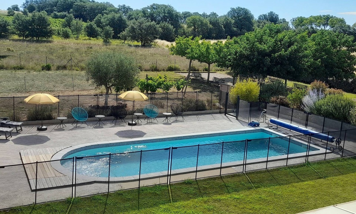 Pouzolles Apartment | 2 apartments in a guest house with swimming pool