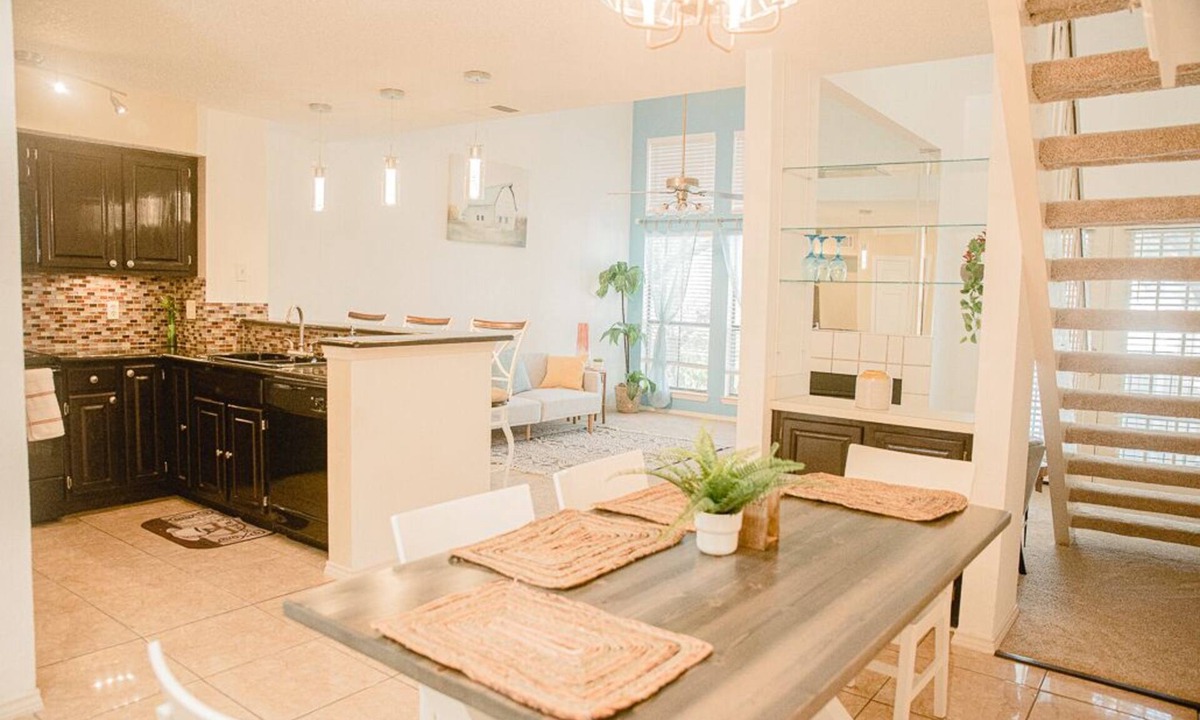 Irving Condo | 2 bd/1 b condo &fireplace. 10 min to DFW airport