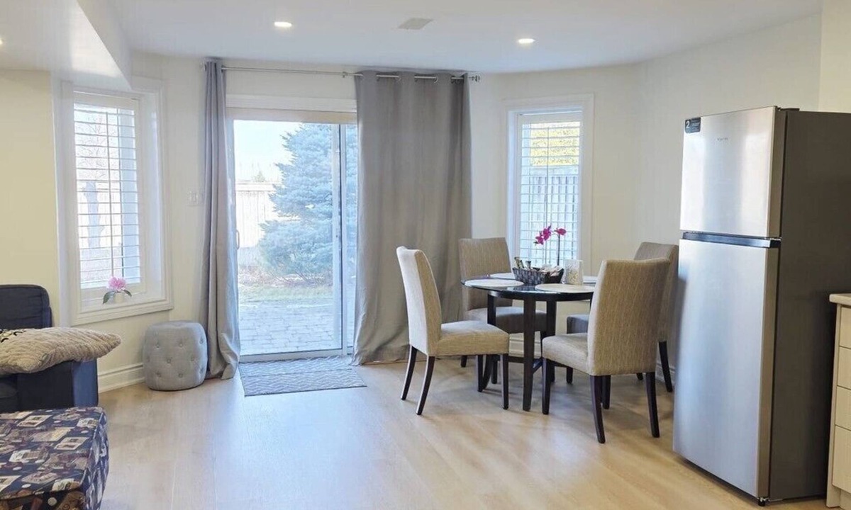 Oakville House | 2 Bd - 1 Bth Main Floor Walk-Out Unit - 2 Parkings - Licensed