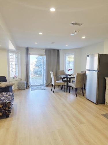 Oakville House | 2 Bd - 1 Bth Main Floor Walk-Out Unit - 2 Parkings - Licensed