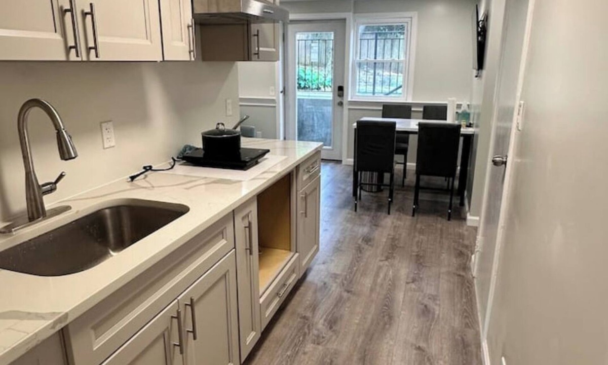 Thomaston House | 2 Bd 2 Ba Unit laundry &kitchen