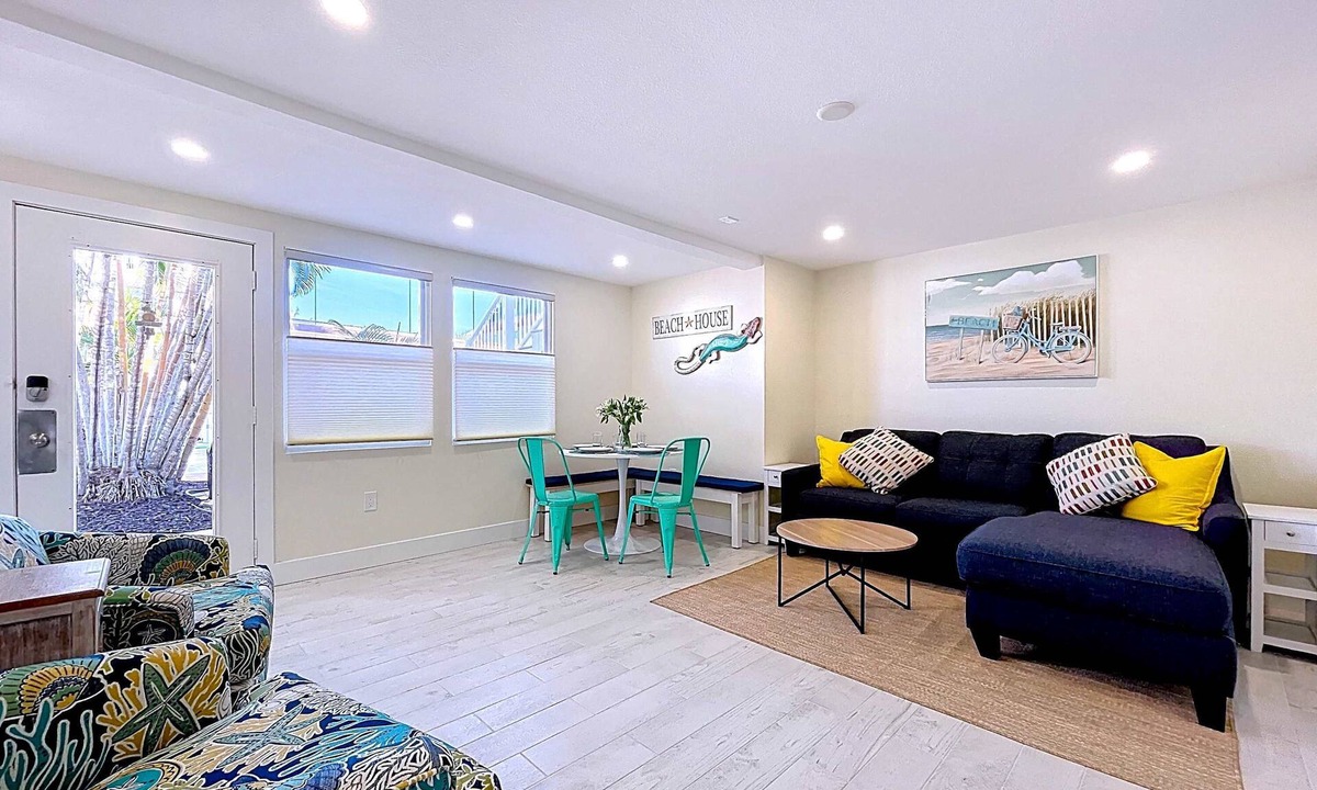 Bradenton Beach Condo | 2 bd/2 ba w/Tropical Crtyd Steps to Beach!