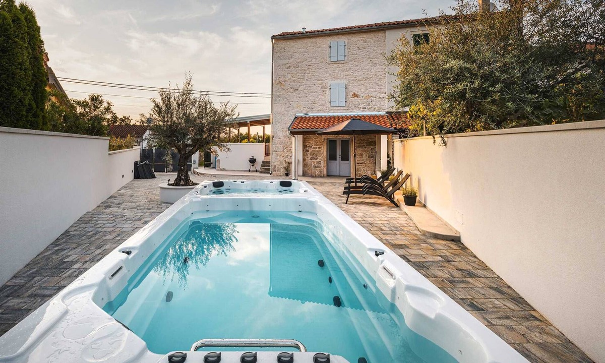 Porec Villa | 2 BD villa with pool, jacuzzi for up to 4 people