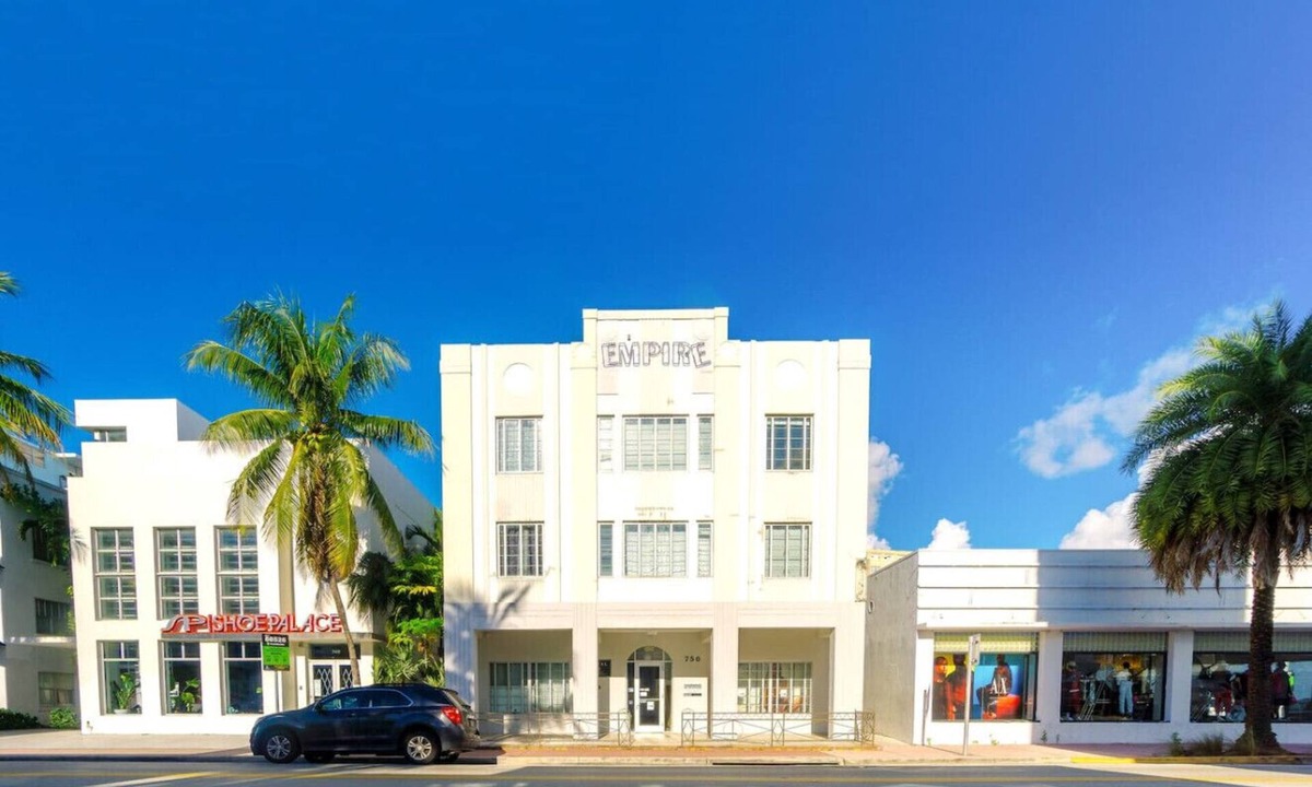 Flamingo/Lummus Condo | 2 Bdr/1 Bth CHIC & COZY Apartment on Collins Ave