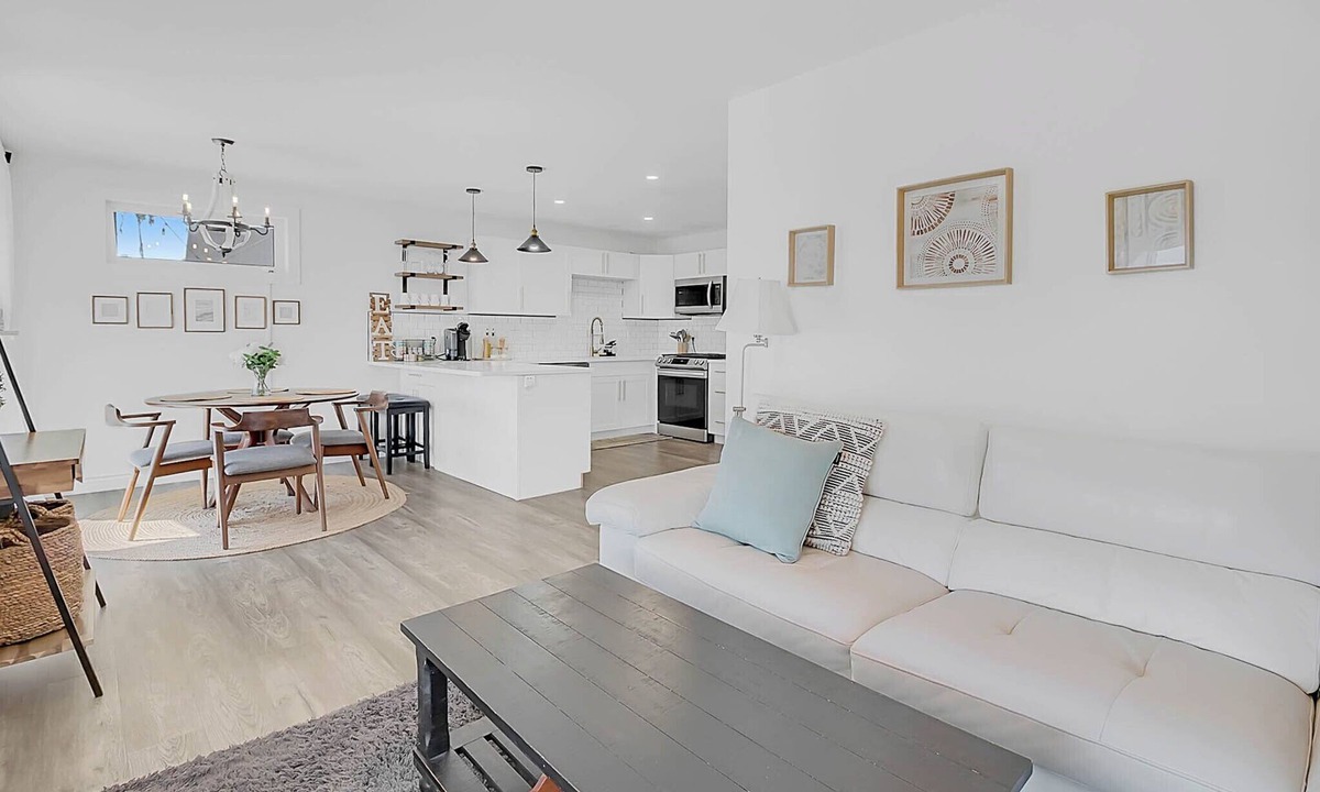 Lakeshore House | 2 bdr Belle River retreat