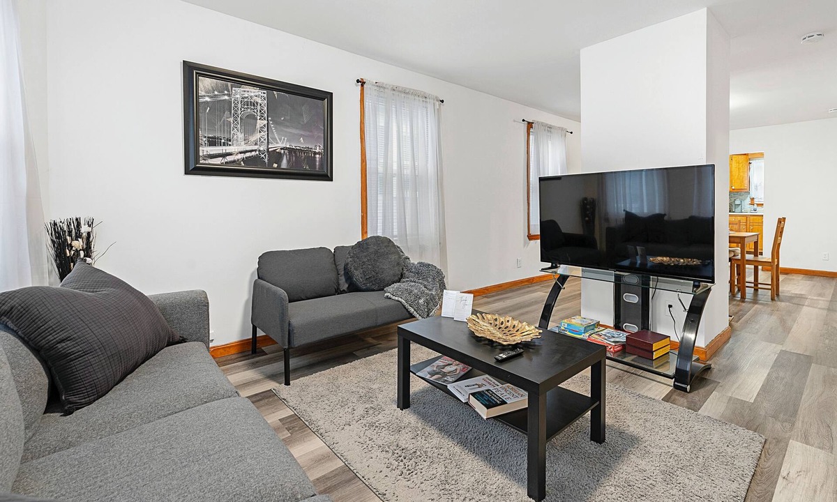 New Bedford Apartment | 2 Bdrm Apartment - King size bed 8 mins to downtown