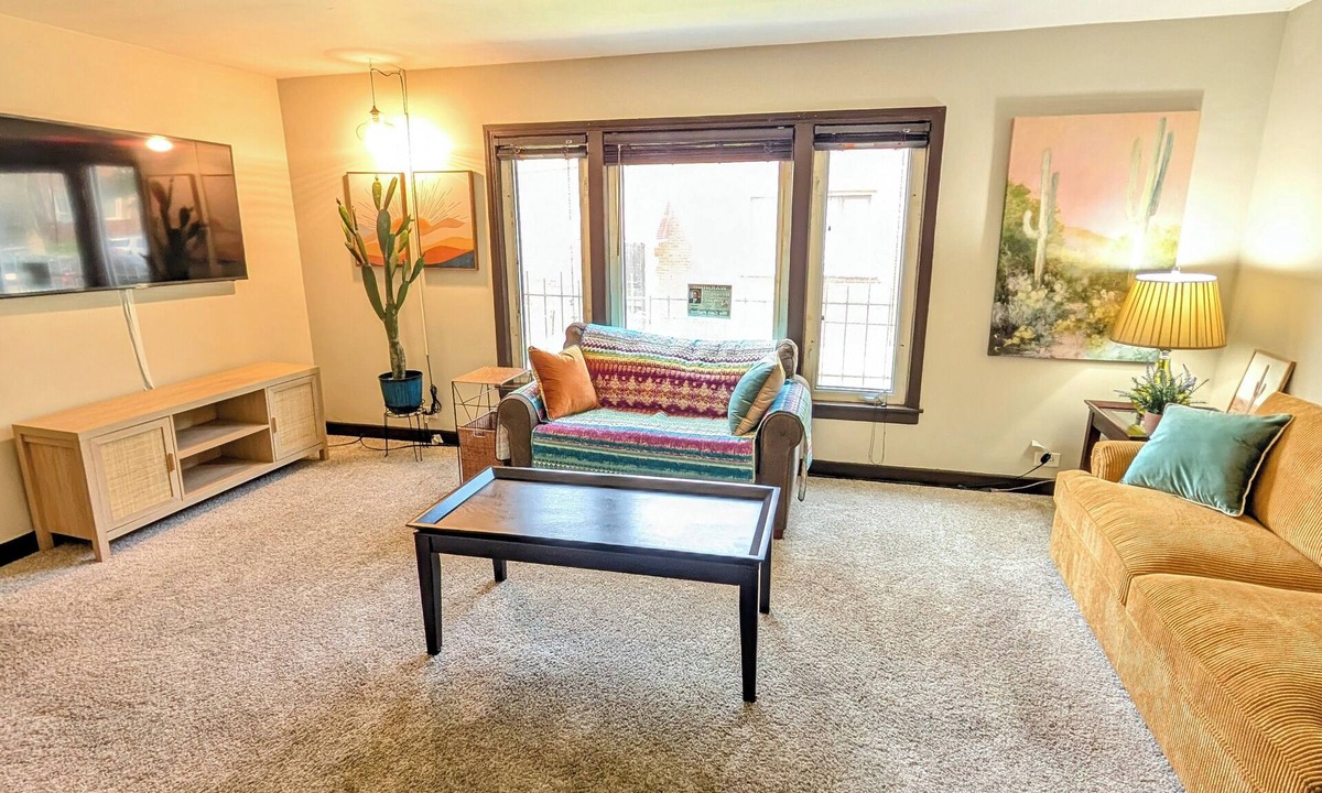 Washington Heights Apartment | 2- Bdrm Apt Desert Themed w/AC in Chicago