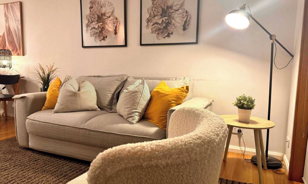 Annandale Apartment | 2 Bdrm Apt in Annandale with Courtyard & Parking