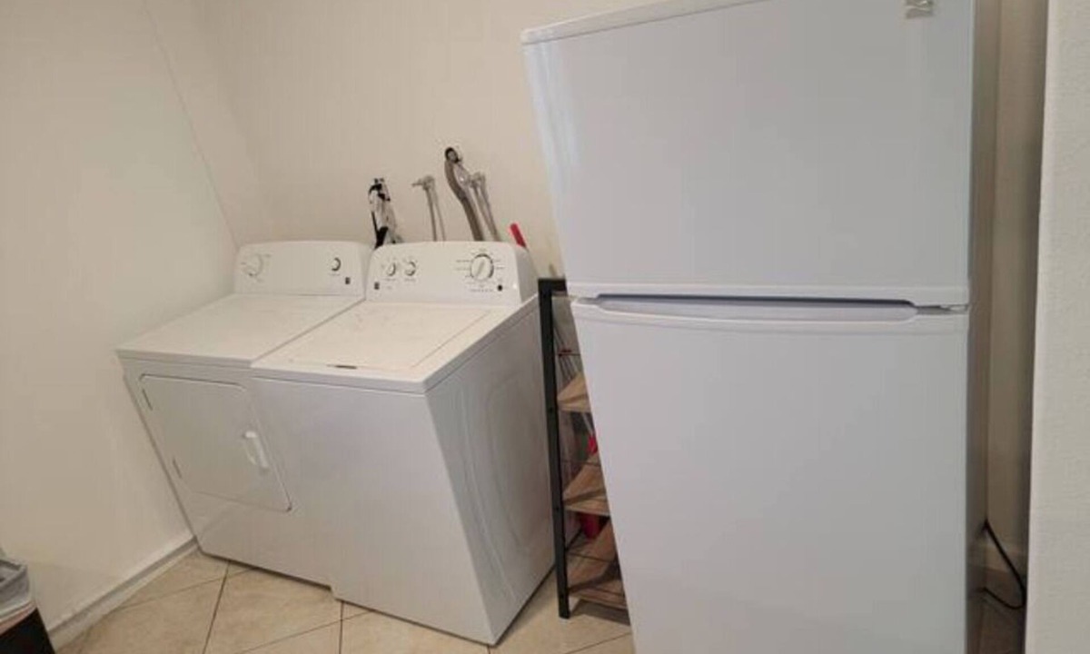 Lancaster House | 2 Bdrm inc Full Kitchen/Bath/Laundry/Living Room