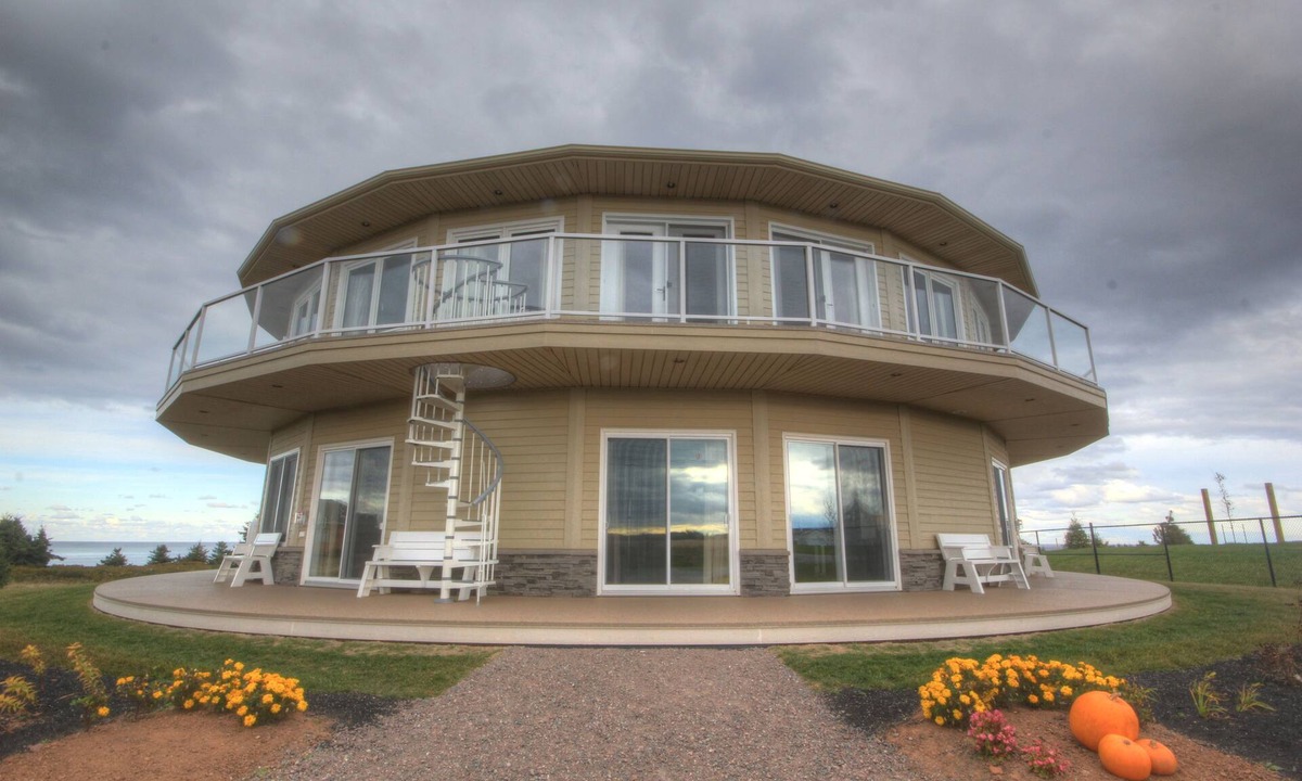 North Rustico Condo | 2 BDRM OCEAN/BEACH FRONT ROTATING CONDO!